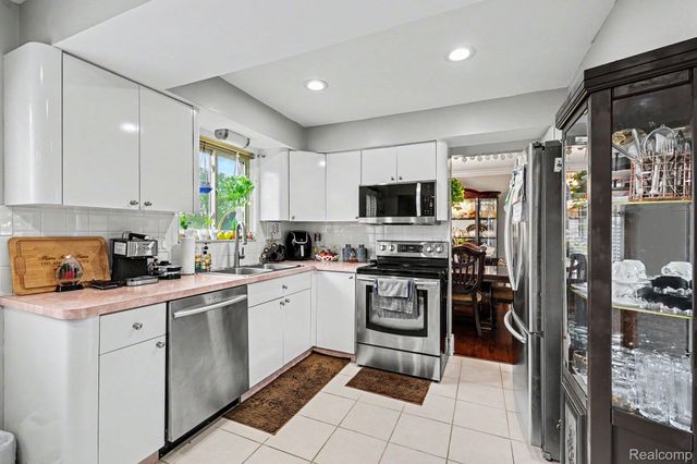 4274 Dickson Drive, Sterling Heights, MI 48310