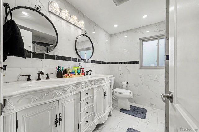 4274 Dickson Drive, Sterling Heights, MI 48310