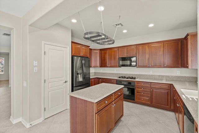 320 Snapdragon Ln, Lincoln, CA 95648