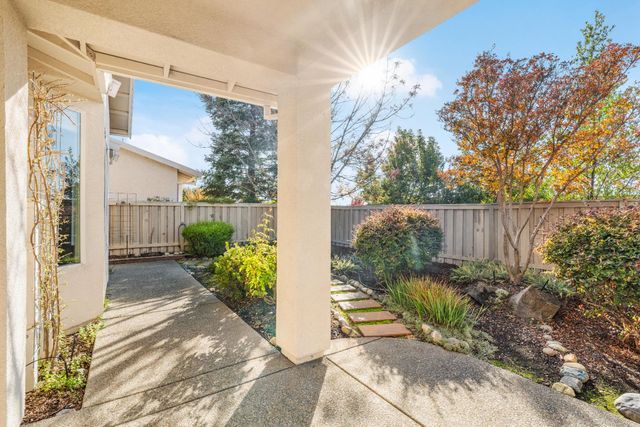 320 Snapdragon Ln, Lincoln, CA 95648