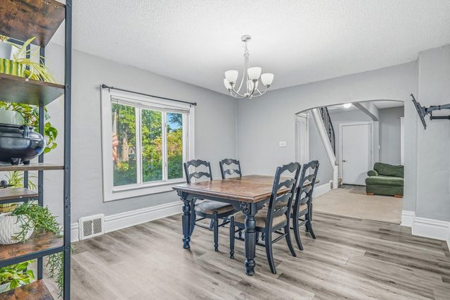 857 Rose Avenue E, Saint Paul, MN 55106