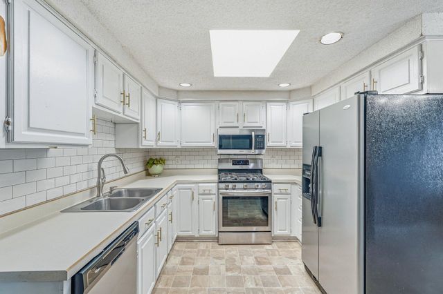 857 Rose Avenue E, Saint Paul, MN 55106