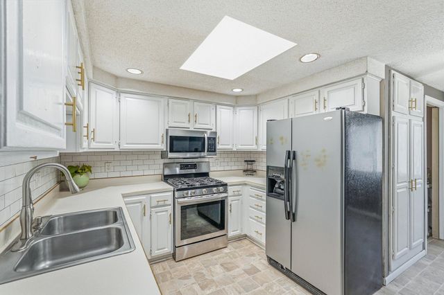 857 Rose Avenue E, Saint Paul, MN 55106