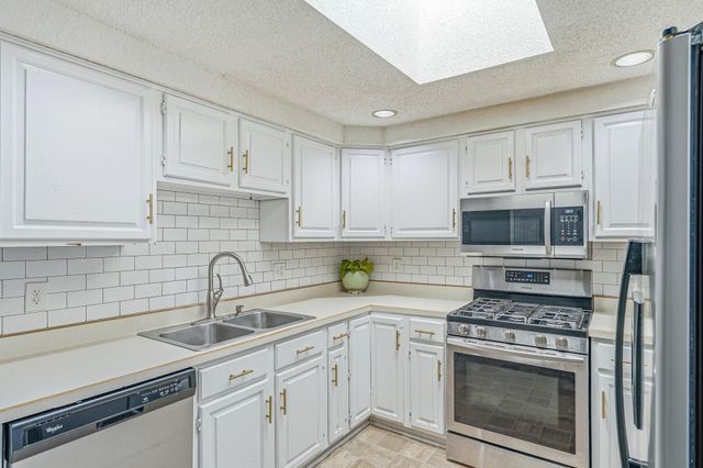 857 Rose Avenue E, Saint Paul, MN 55106