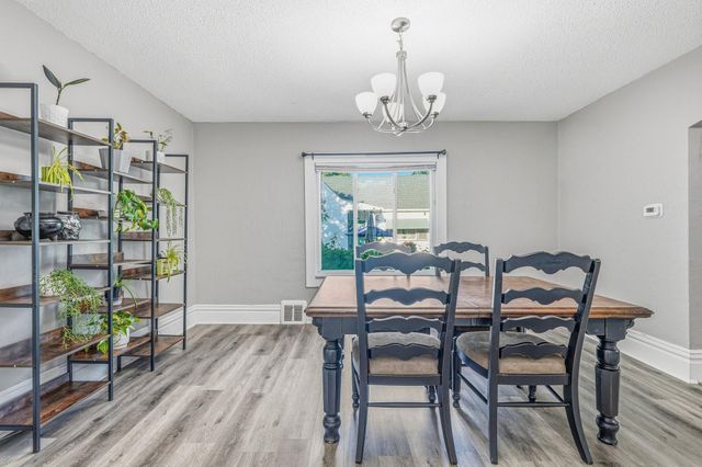 857 Rose Avenue E, Saint Paul, MN 55106
