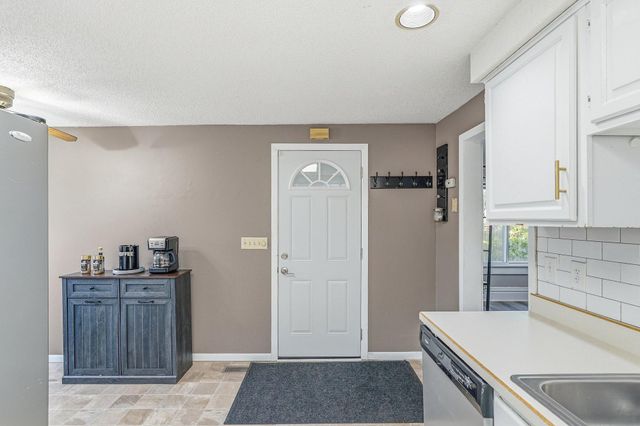 857 Rose Avenue E, Saint Paul, MN 55106