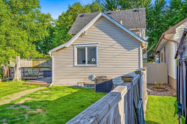 857 Rose Avenue E, Saint Paul, MN 55106