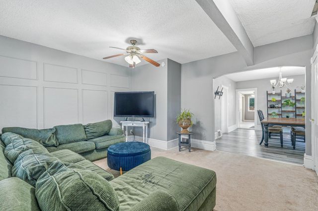 857 Rose Avenue E, Saint Paul, MN 55106