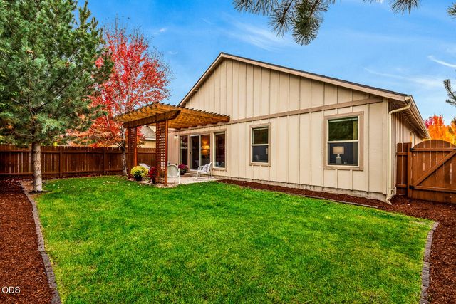 3011 NE Red Oak Drive, Bend, OR 97701