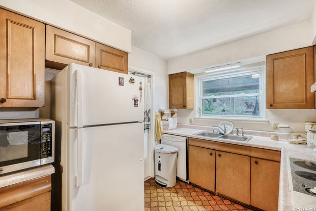 129 MEADOW WAY, Universal City, TX 78148