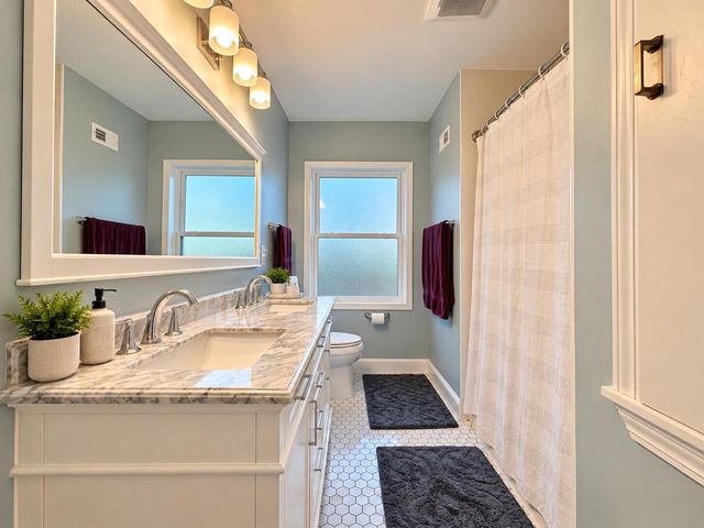 304 Oxford ROAD, Waukesha, WI 53186