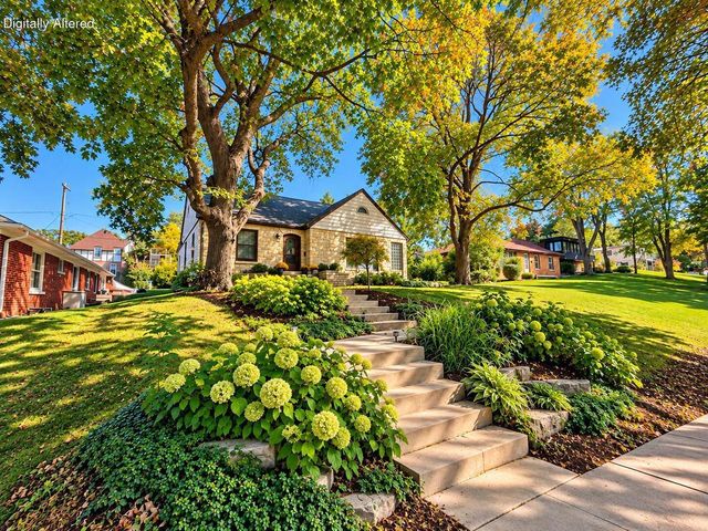 304 Oxford ROAD, Waukesha, WI 53186