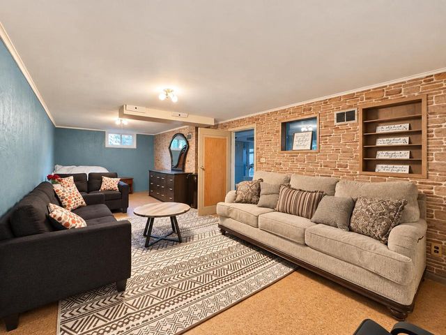 304 Oxford ROAD, Waukesha, WI 53186
