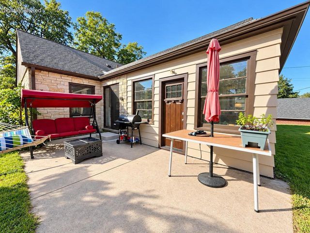304 Oxford ROAD, Waukesha, WI 53186