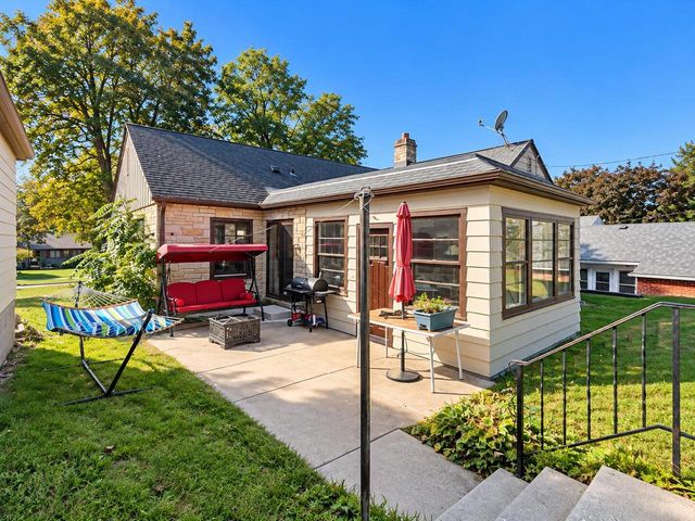 304 Oxford ROAD, Waukesha, WI 53186