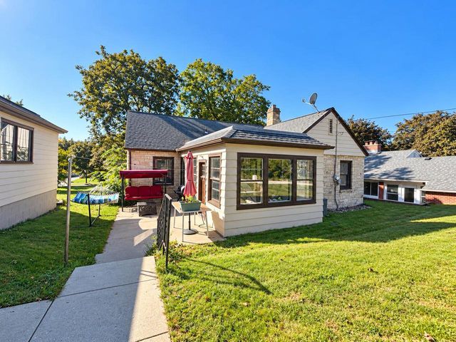 304 Oxford ROAD, Waukesha, WI 53186