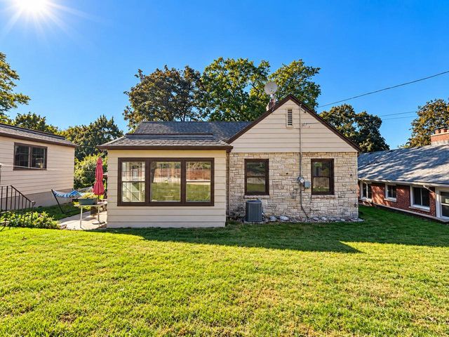 304 Oxford ROAD, Waukesha, WI 53186