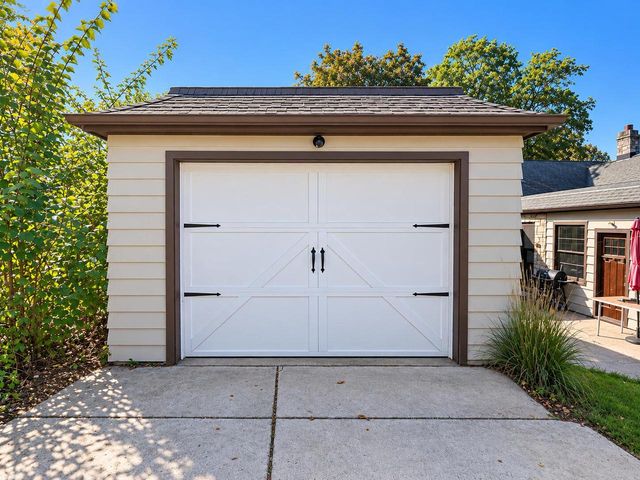 304 Oxford ROAD, Waukesha, WI 53186