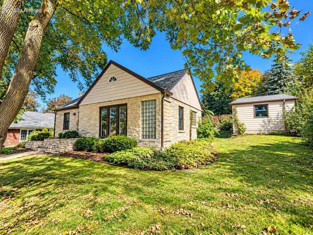 304 Oxford ROAD, Waukesha, WI 53186