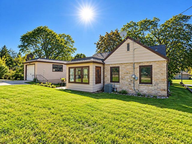 304 Oxford ROAD, Waukesha, WI 53186
