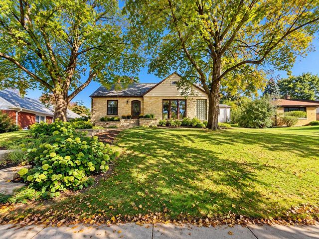 304 Oxford ROAD, Waukesha, WI 53186