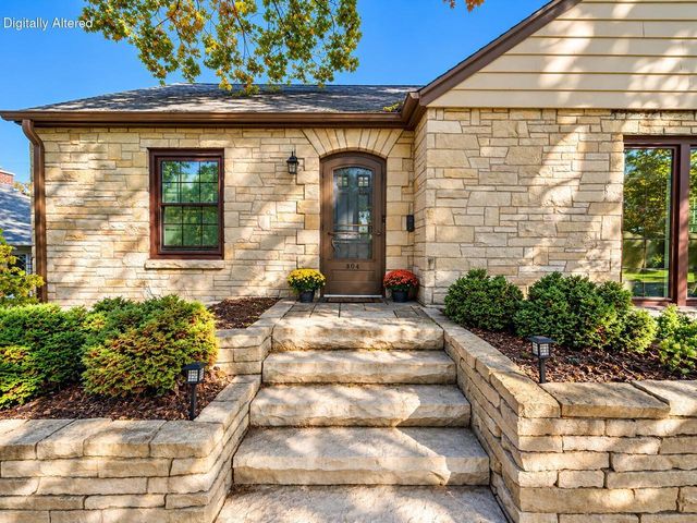 304 Oxford ROAD, Waukesha, WI 53186
