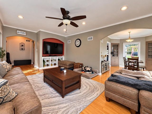 304 Oxford ROAD, Waukesha, WI 53186