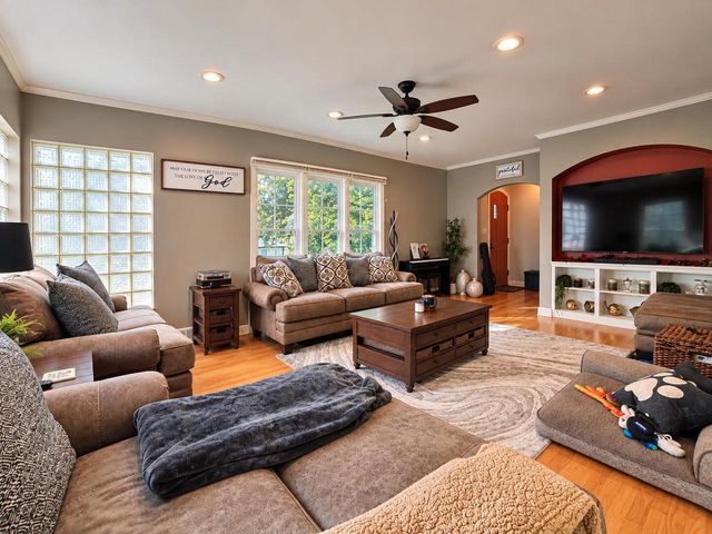 304 Oxford ROAD, Waukesha, WI 53186