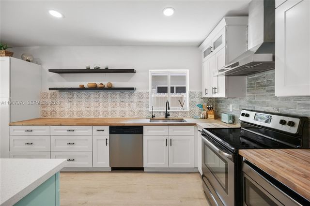 1070 Tyler St, Hollywood, FL 33019