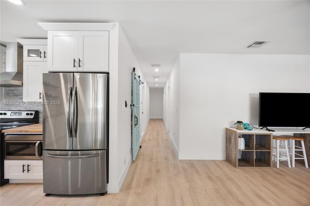 1070 Tyler St, Hollywood, FL 33019