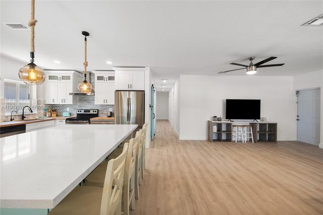 1070 Tyler St, Hollywood, FL 33019