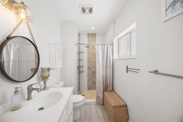 1070 Tyler St, Hollywood, FL 33019