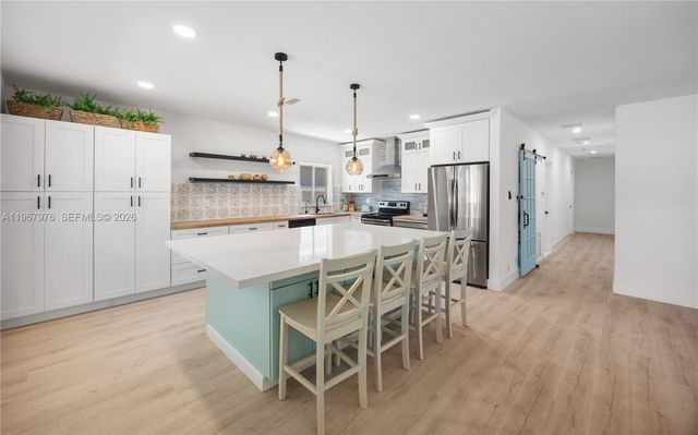 1070 Tyler St, Hollywood, FL 33019