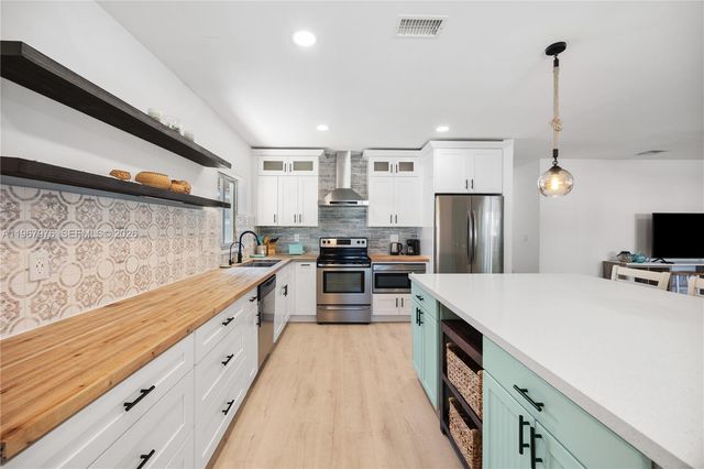 1070 Tyler St, Hollywood, FL 33019