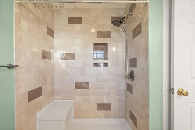 9 Nirvana Dr 2E, Saugus, MA 01906