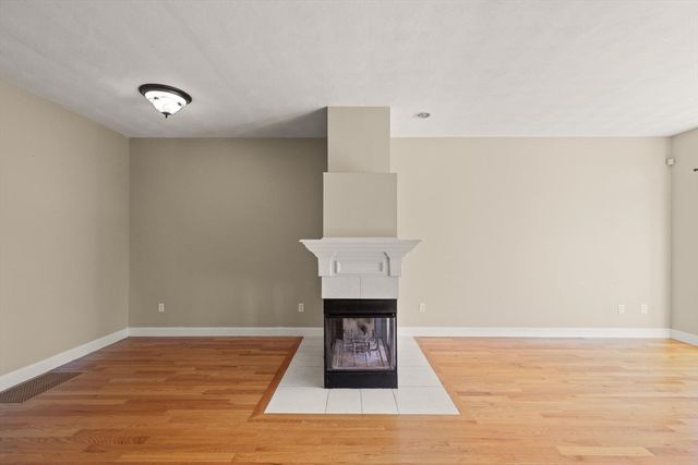 9 Nirvana Dr 2E, Saugus, MA 01906