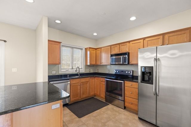 9 Nirvana Dr 2E, Saugus, MA 01906
