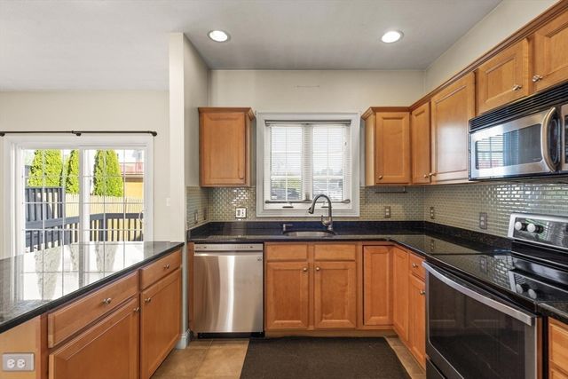 9 Nirvana Dr 2E, Saugus, MA 01906