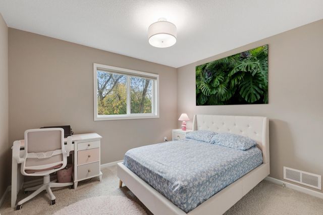 1284 Meadow Lane S, Shakopee, MN 55379