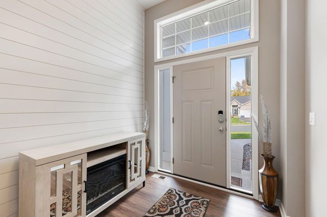 1284 Meadow Lane S, Shakopee, MN 55379