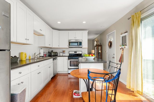 117 Boulder Hill Pass 117, Montgomery, IL 60538