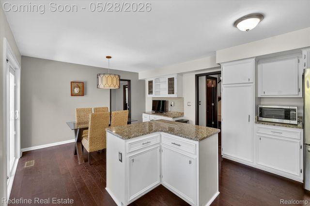 4296 Barcroft Way, West Bloomfield Charter Township, MI 48323