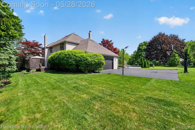 4296 Barcroft Way, West Bloomfield Charter Township, MI 48323