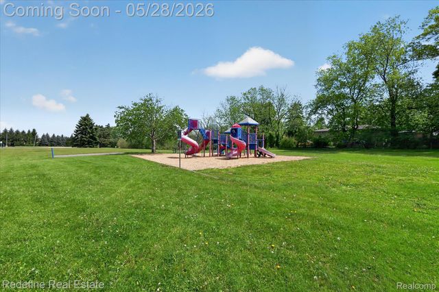 4296 Barcroft Way, West Bloomfield Charter Township, MI 48323