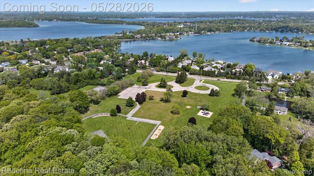 4296 Barcroft Way, West Bloomfield Charter Township, MI 48323