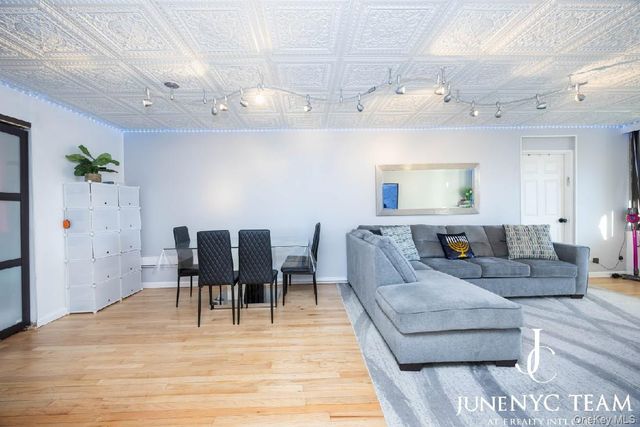 152-18 Union Turnpike 204K, Flushing, NY 11367