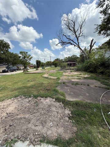 1408 1st Street E, Kaufman, TX 75142
