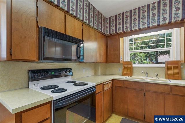 1245 18th St NE, Salem, OR 97301
