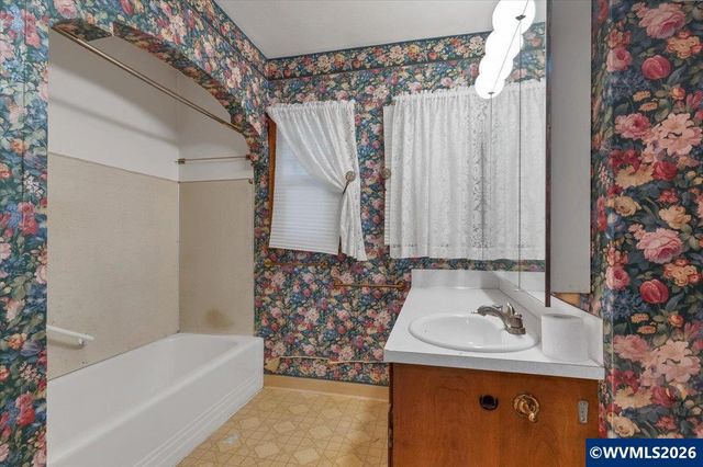 1245 18th St NE, Salem, OR 97301