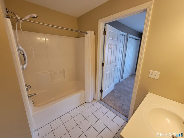 75 Washington Avenue 5-303, Hamden, CT 06518